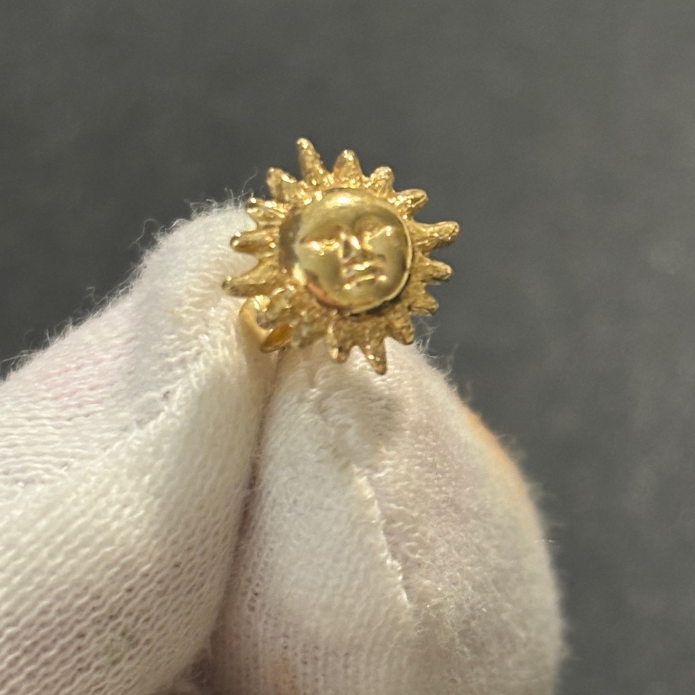 Single 18K gold sun face earring